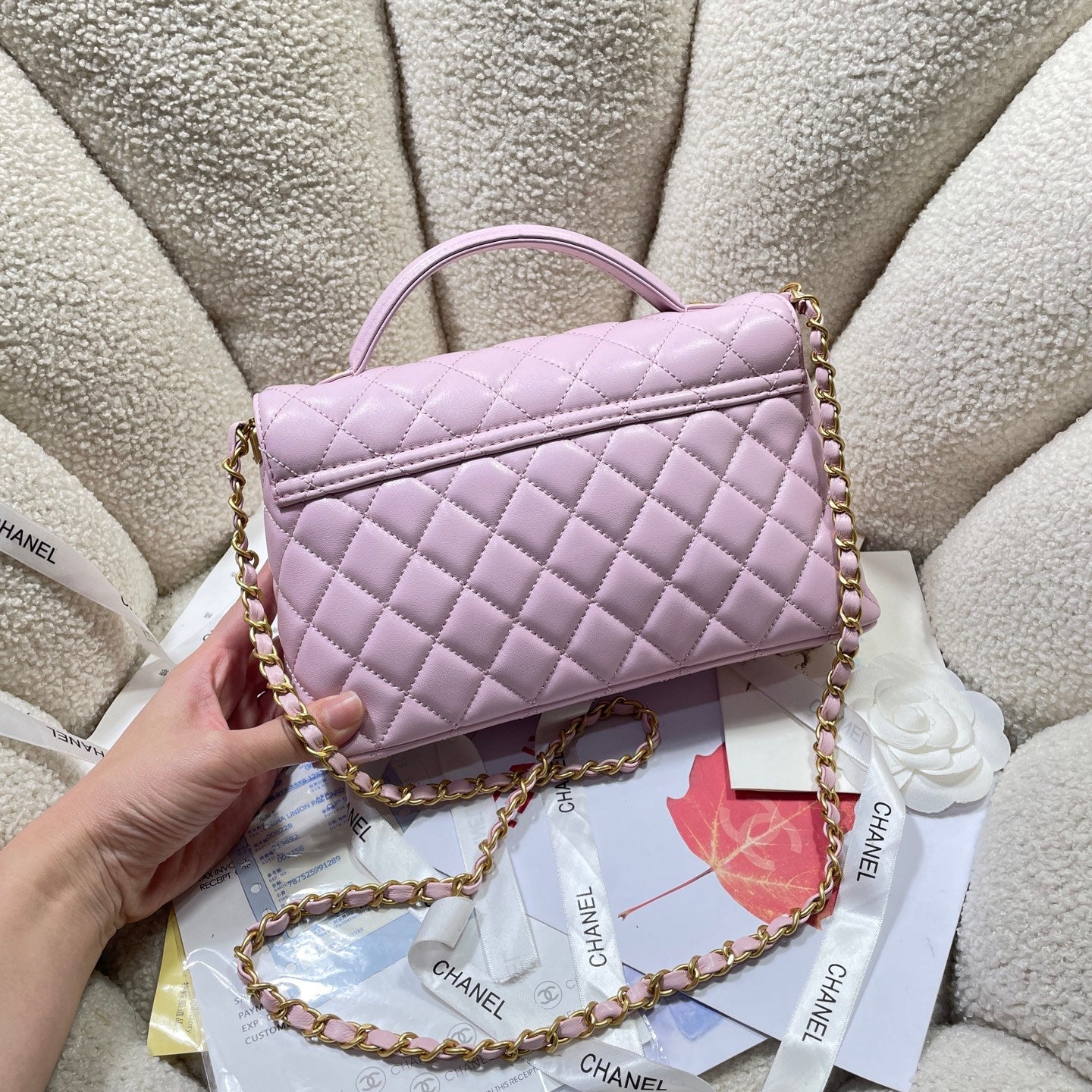 Sac à rabat moyen CC 25P, poignée supérieure de 25 cm, cuir de veau rose, accessoires dorés