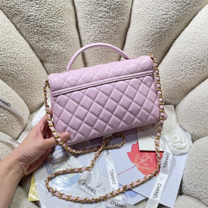 Sac à rabat moyen CC 25P, poignée supérieure de 25 cm, cuir de veau rose, accessoires dorés