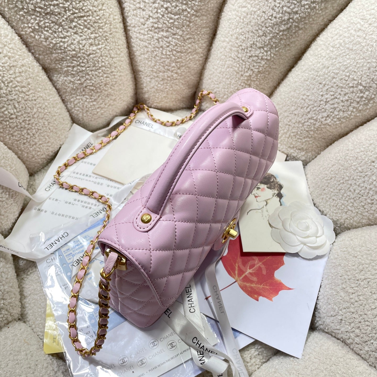 Sac à rabat moyen CC 25P, poignée supérieure de 25 cm, cuir de veau rose, accessoires dorés