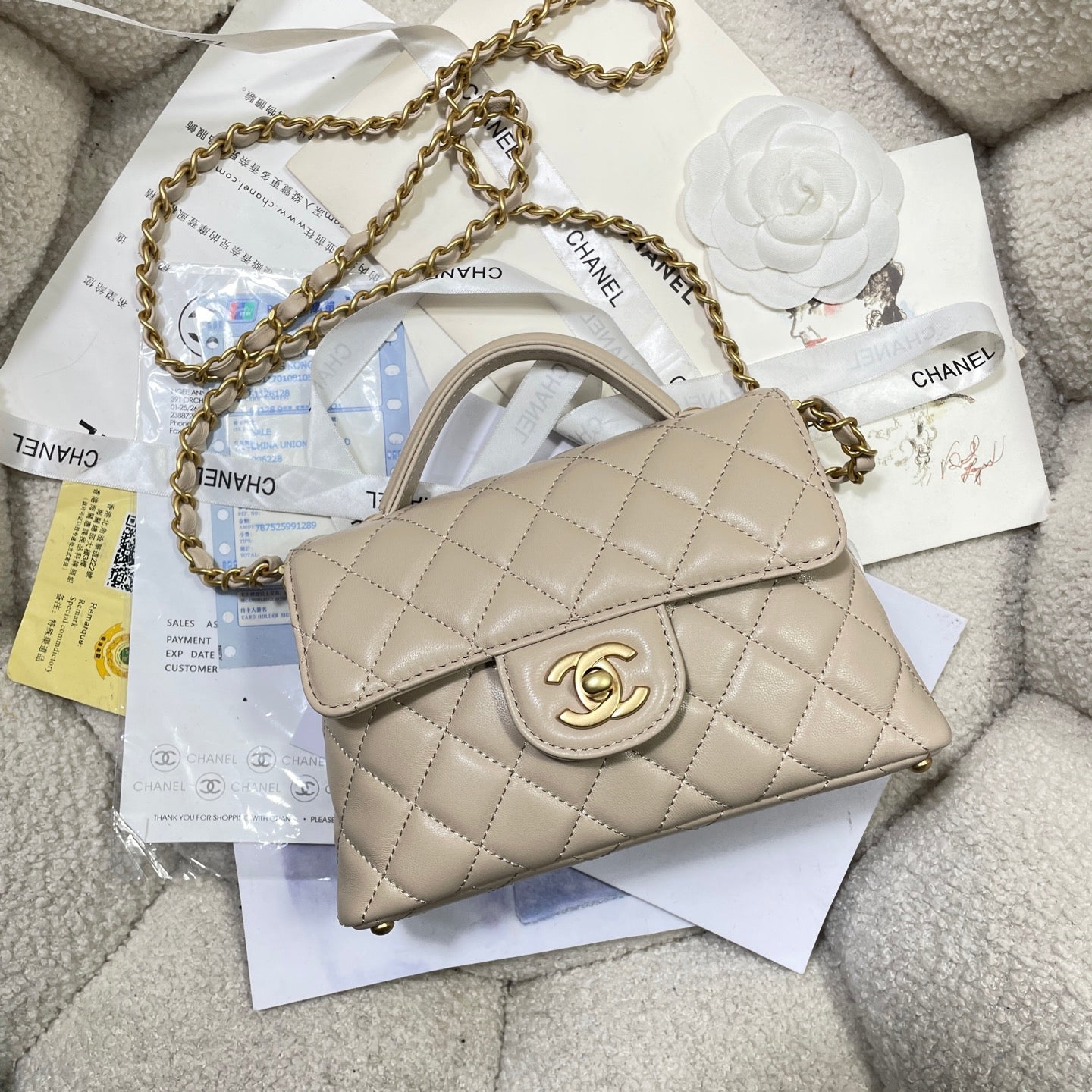 Bolso mini con solapa CC 25P de 20 cm, asa superior, piel de becerro beige y herrajes dorados