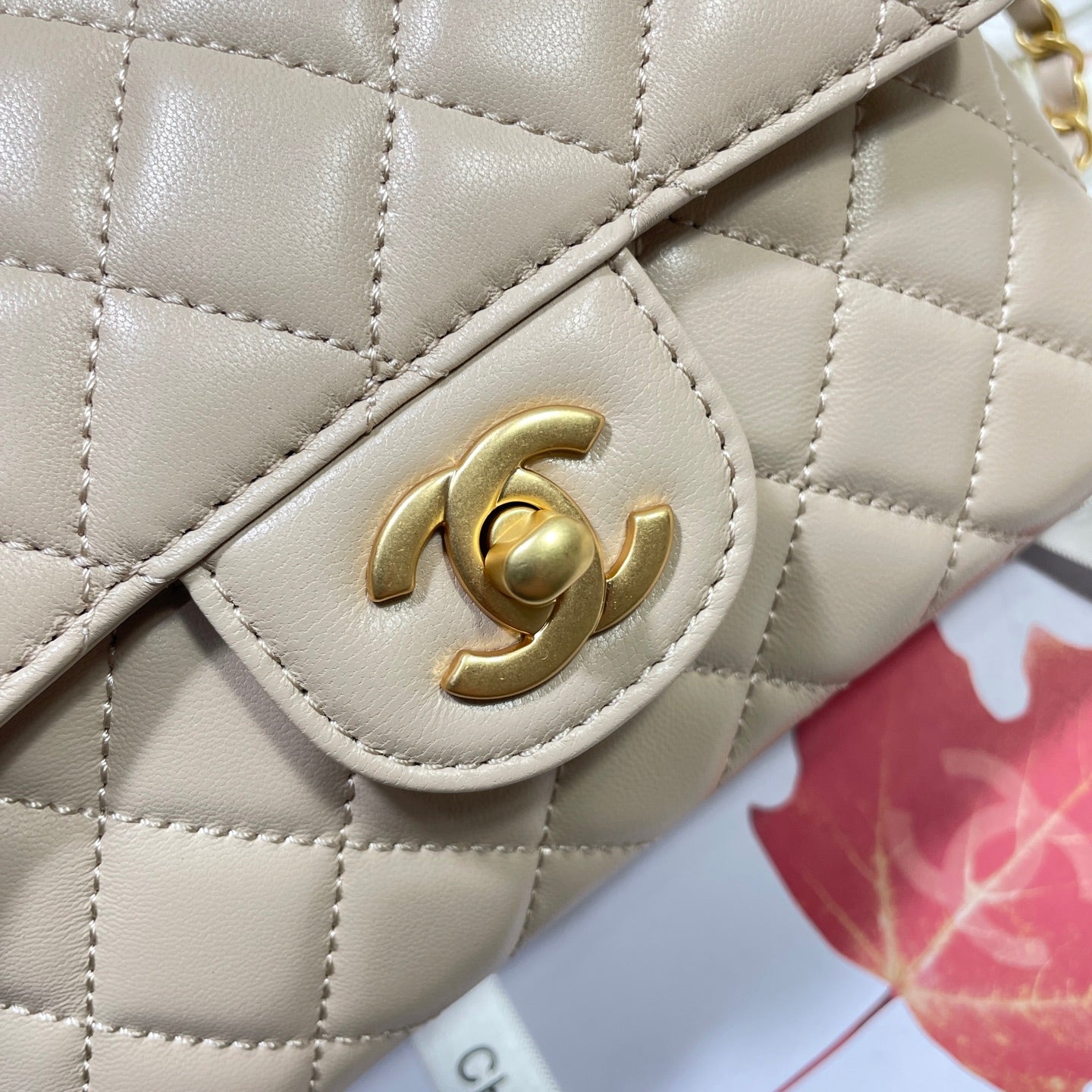 Bolso mini con solapa CC 25P de 20 cm, asa superior, piel de becerro beige y herrajes dorados
