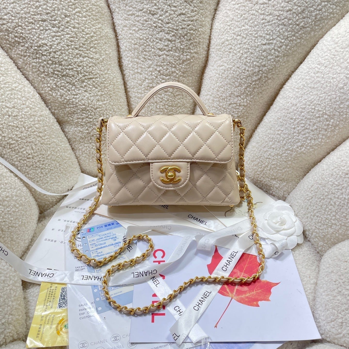 Bolso mini con solapa CC 25P de 20 cm, asa superior, piel de becerro beige y herrajes dorados