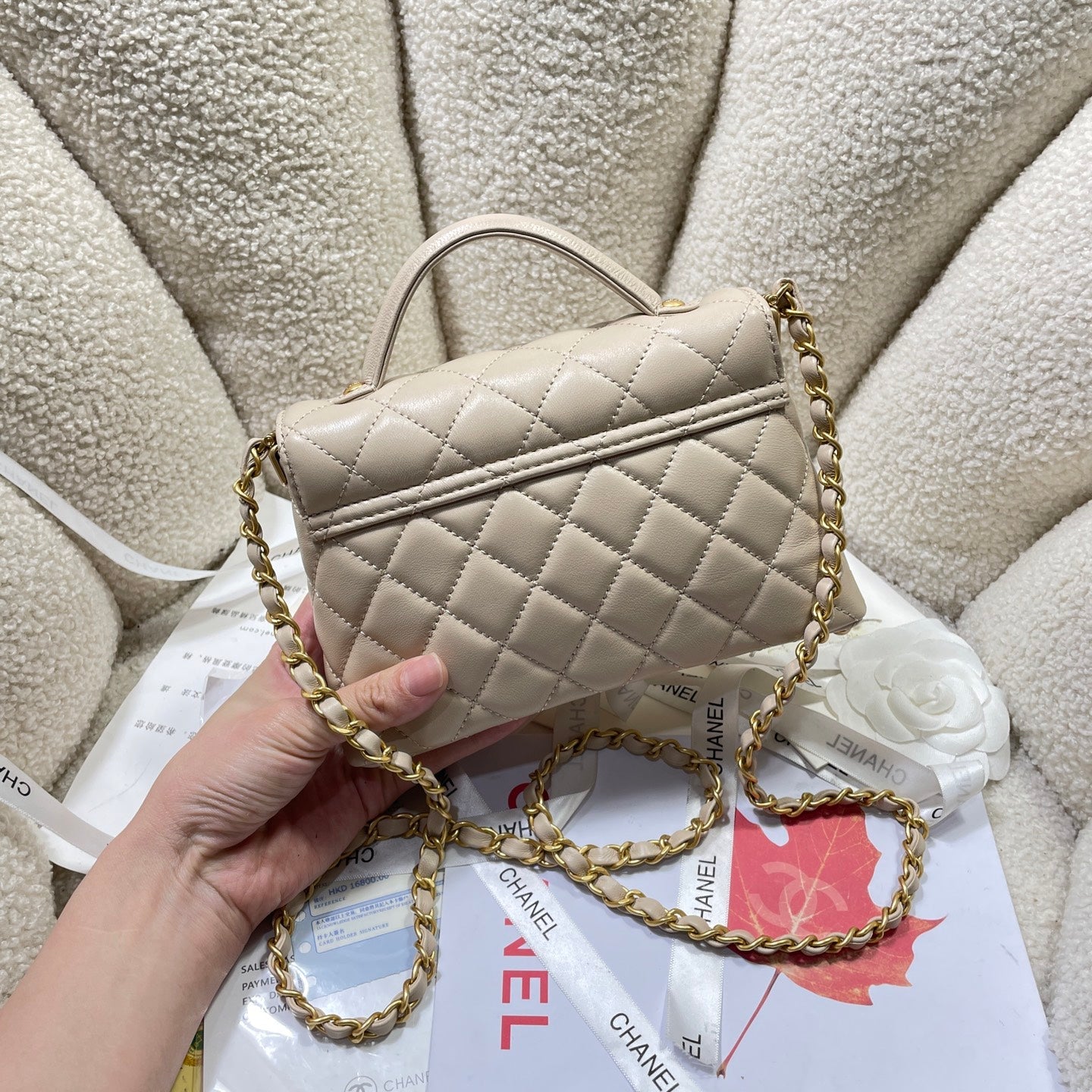 Bolso mini con solapa CC 25P de 20 cm, asa superior, piel de becerro beige y herrajes dorados