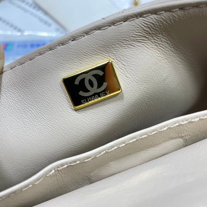 Bolso mini con solapa CC 25P de 20 cm, asa superior, piel de becerro beige y herrajes dorados