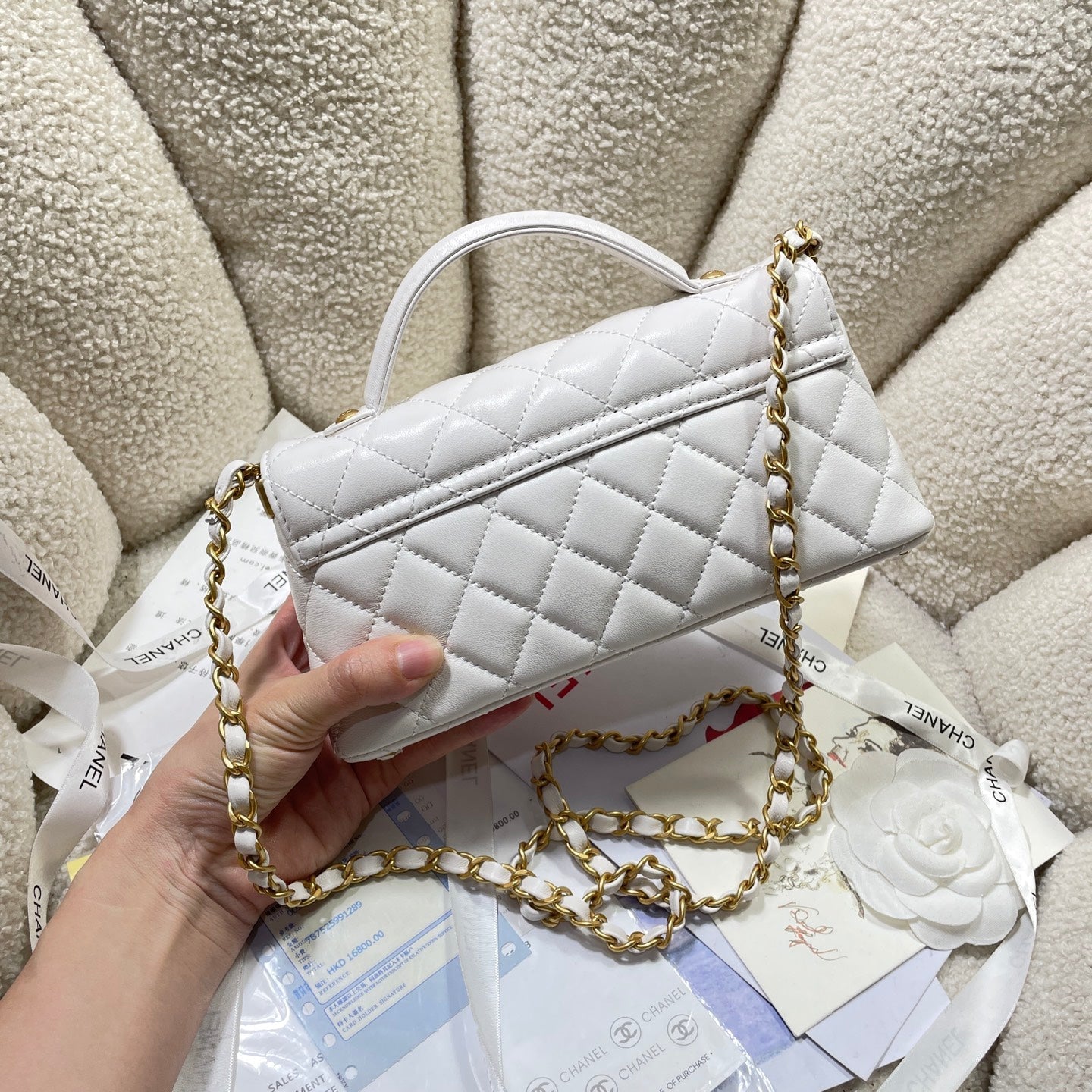 Bolso mini con solapa CC 25P de 22 cm con asa superior de piel de becerro color crema y herrajes dorados