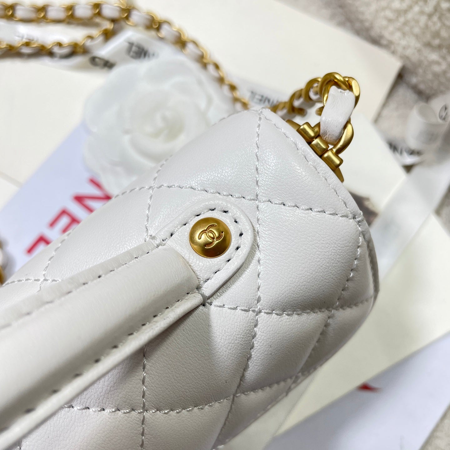 Bolso mini con solapa CC 25P de 22 cm con asa superior de piel de becerro color crema y herrajes dorados