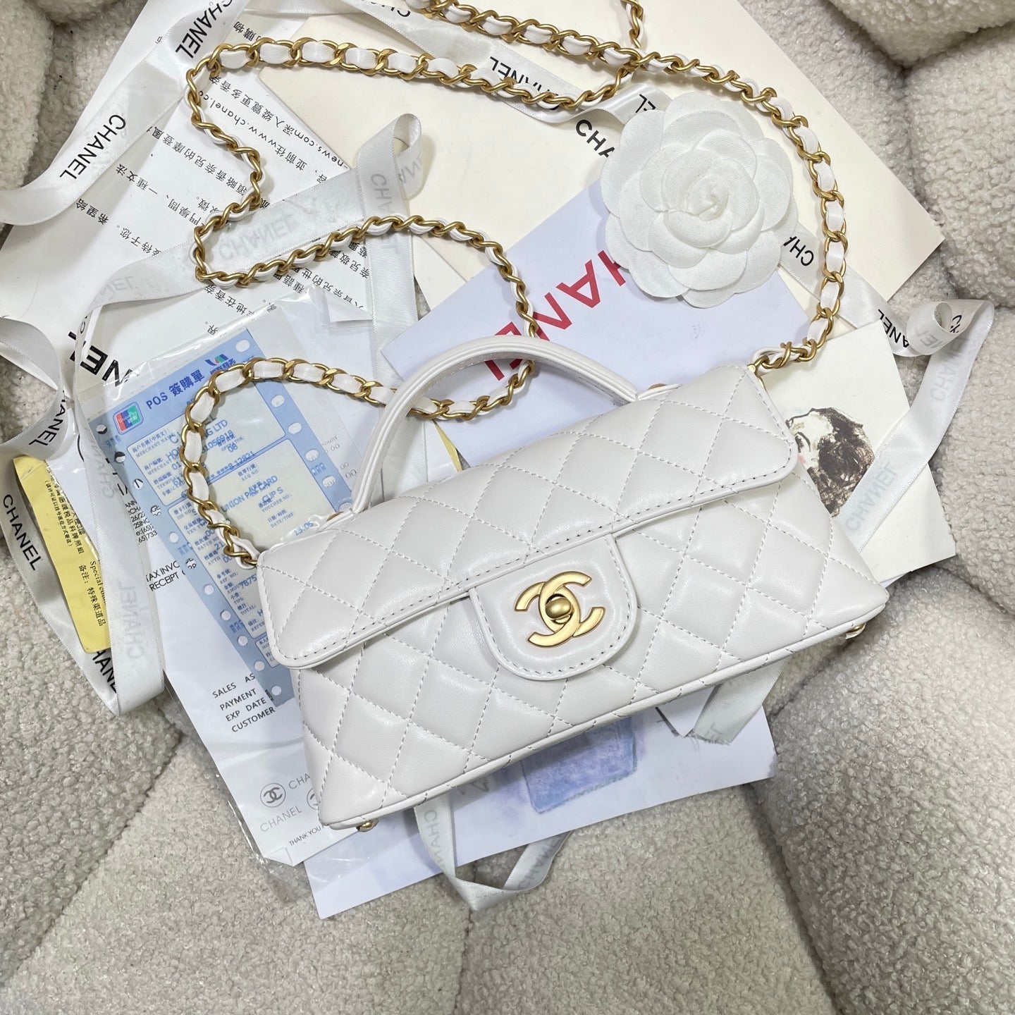Bolso mini con solapa CC 25P de 22 cm con asa superior de piel de becerro color crema y herrajes dorados