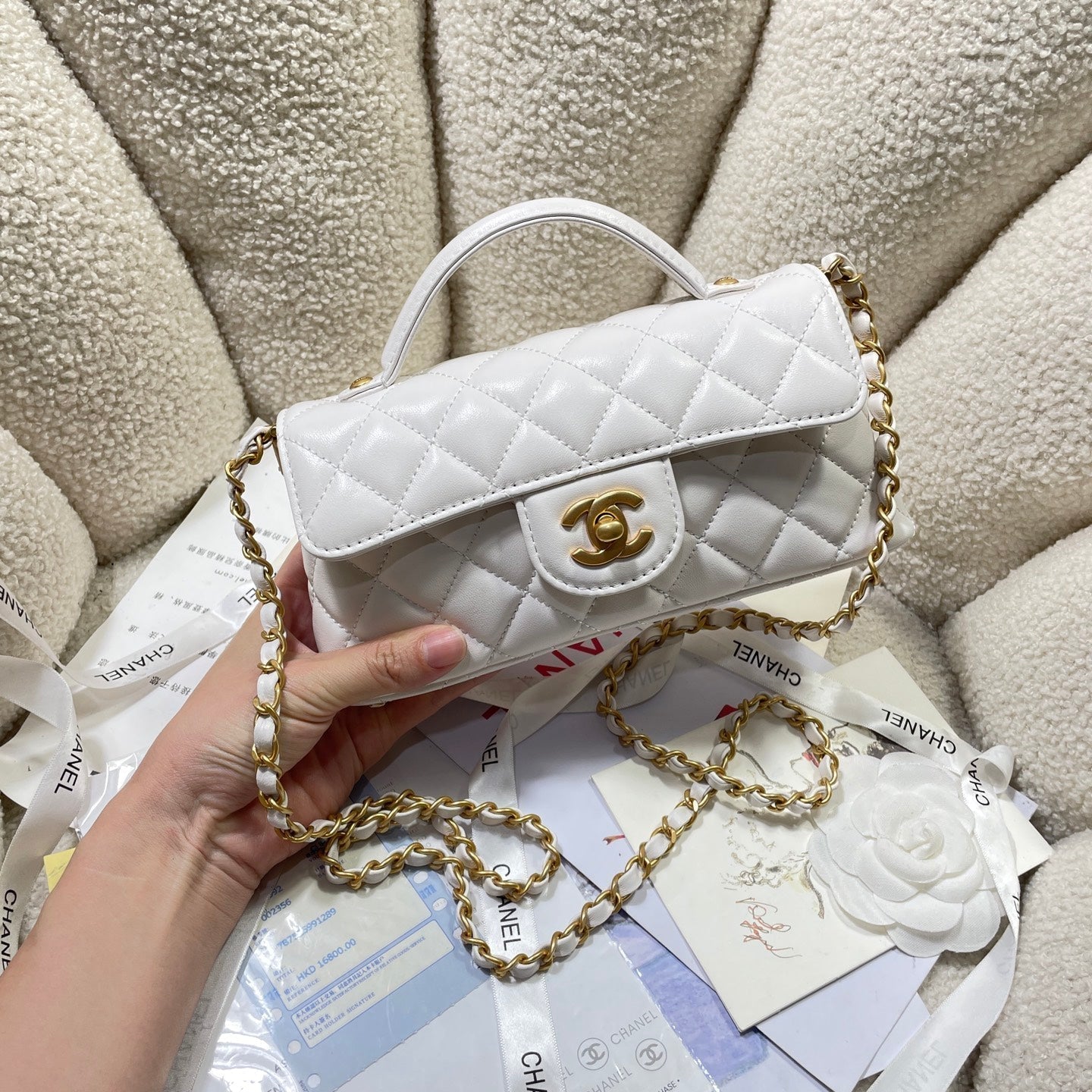 Bolso mini con solapa CC 25P de 22 cm con asa superior de piel de becerro color crema y herrajes dorados