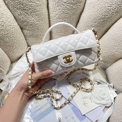 Bolso mini con solapa CC 25P de 22 cm con asa superior de piel de becerro color crema y herrajes dorados