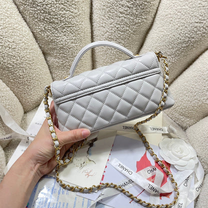Bolso mini con solapa CC 25P de 22 cm, asa superior, piel de becerro gris y herrajes dorados