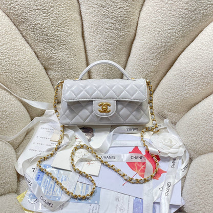 Bolso mini con solapa CC 25P de 22 cm, asa superior, piel de becerro gris y herrajes dorados