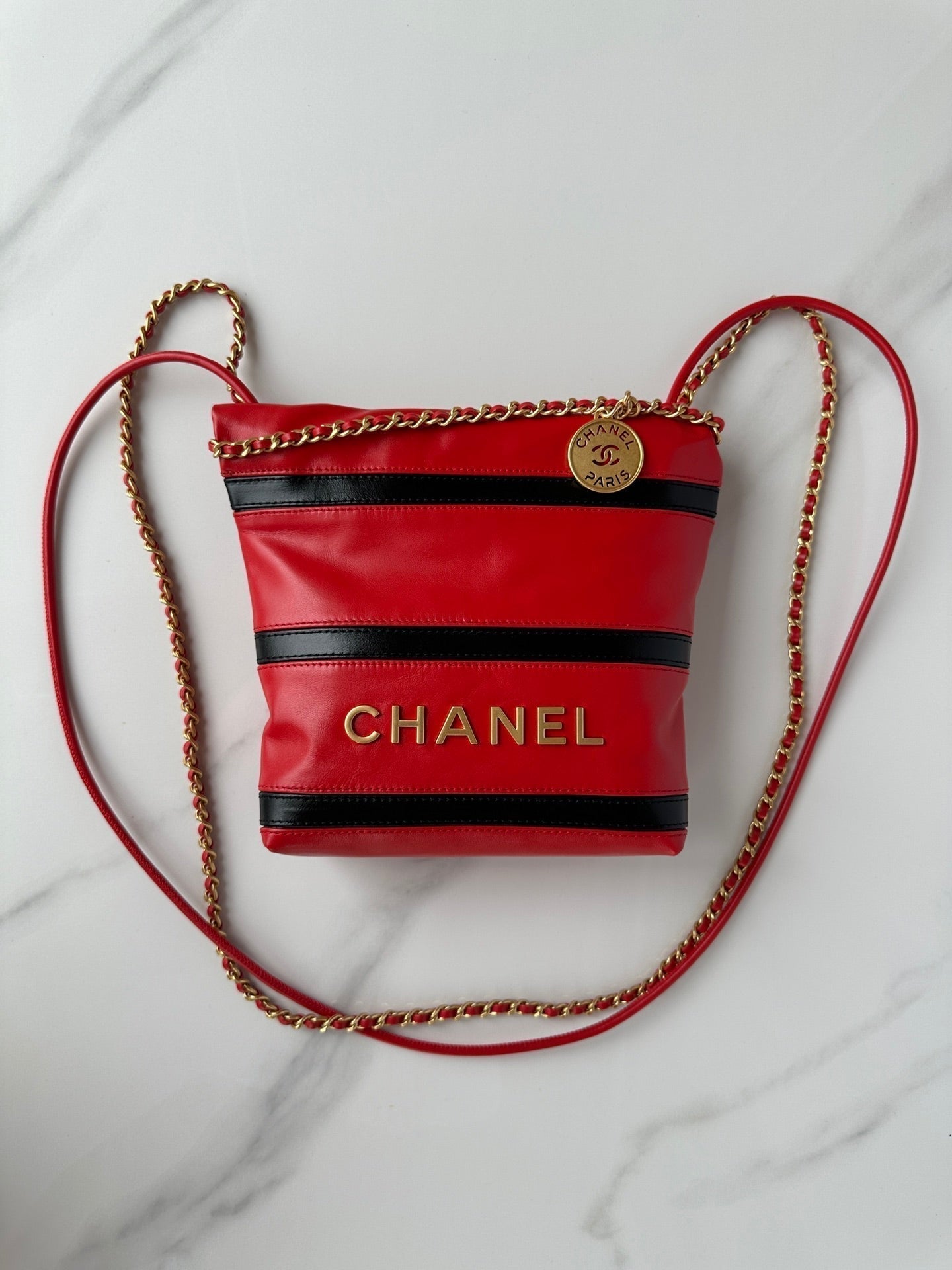 Bolso hobo CC 22 rojo y negro de piel de becerro con herrajes dorados
