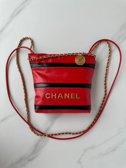 Bolso hobo CC 22 rojo y negro de piel de becerro con herrajes dorados