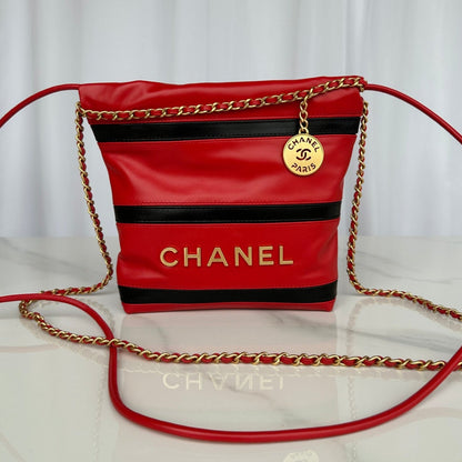Bolso hobo CC 22 rojo y negro de piel de becerro con herrajes dorados