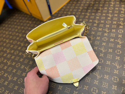 pochette metis east west 21.5 pêche damier coasted canvas