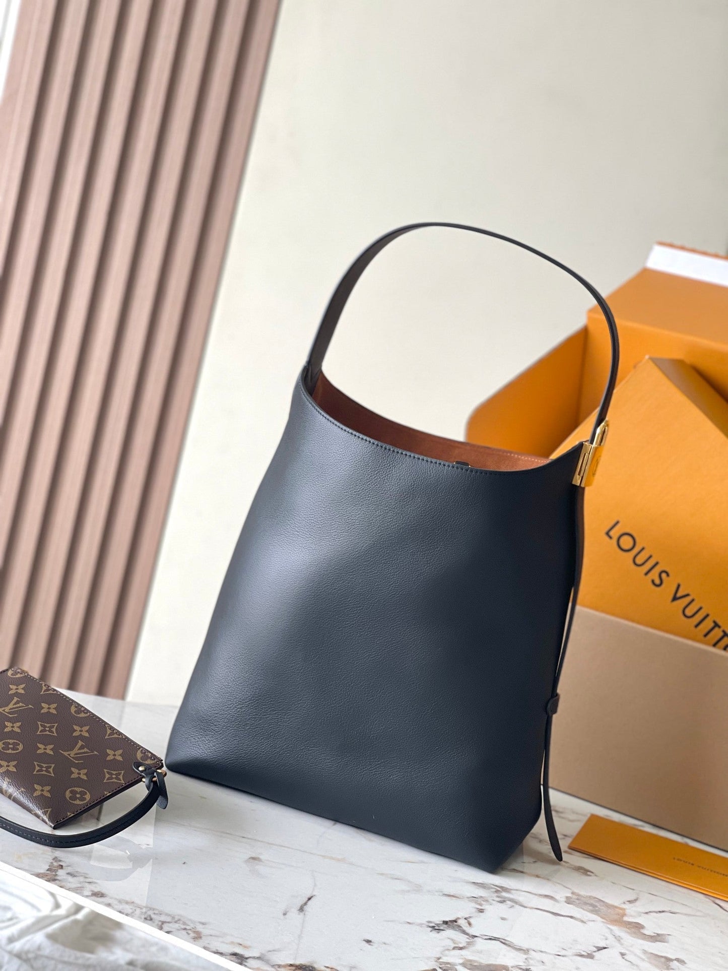 BOLSO HOBO MM 35 DE DISEÑO BAJO EN PIEL DE BECERRO LISA NEGRA