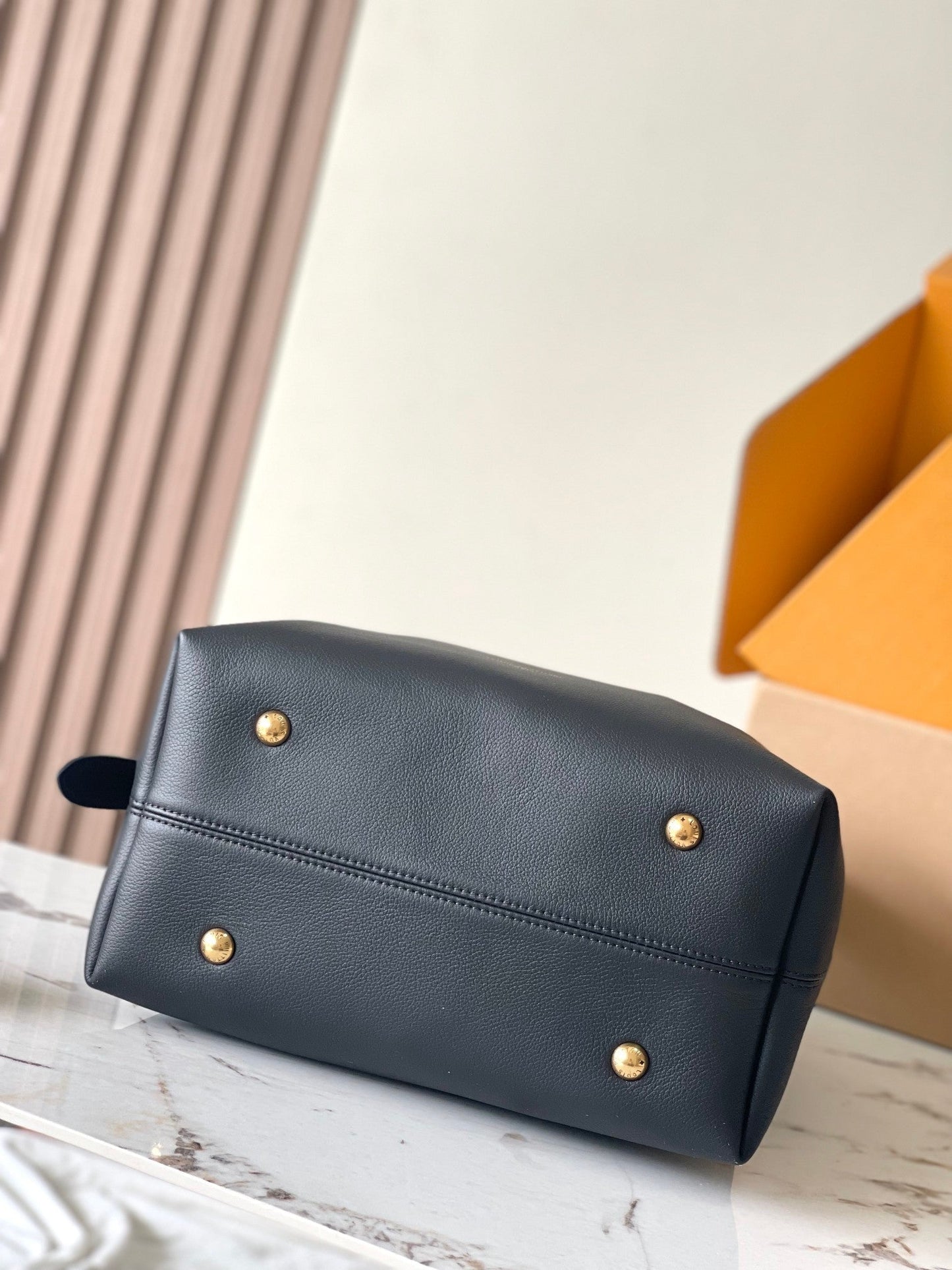 BOLSO HOBO MM 35 DE DISEÑO BAJO EN PIEL DE BECERRO LISA NEGRA