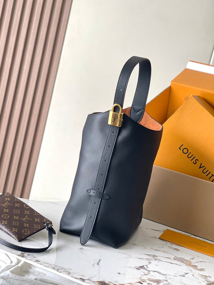 BOLSO HOBO MM 35 DE DISEÑO BAJO EN PIEL DE BECERRO LISA NEGRA