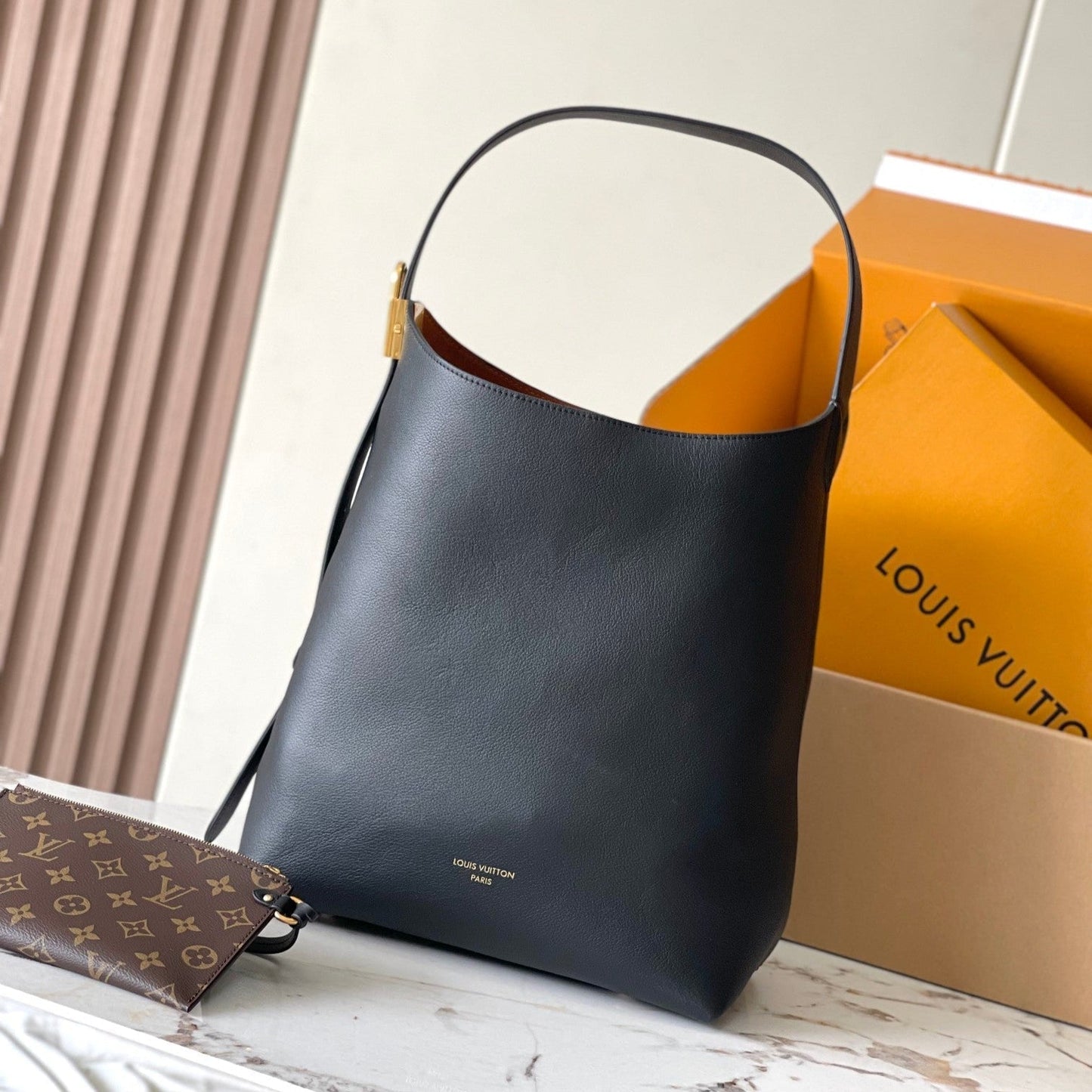BOLSO HOBO MM 35 DE DISEÑO BAJO EN PIEL DE BECERRO LISA NEGRA