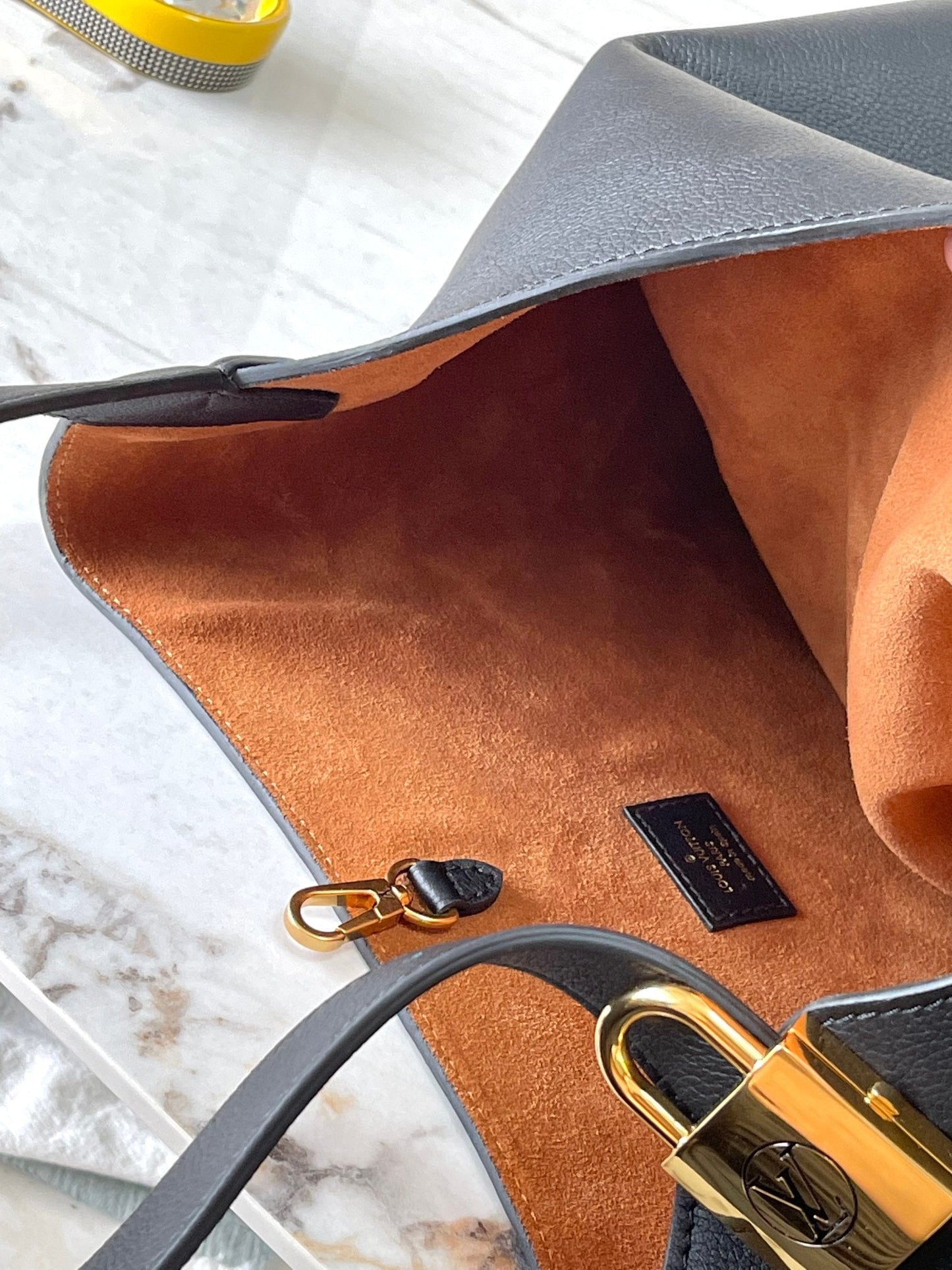 BOLSO HOBO MM 35 DE DISEÑO BAJO EN PIEL DE BECERRO LISA NEGRA