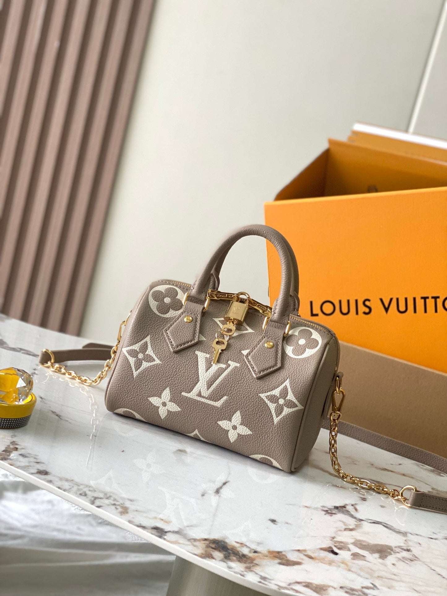 SPEEDY BANDOULIÈRE 20 EN CUIR EMPREINTE MONOGRAMME MARRON TAUPE ET BLANC