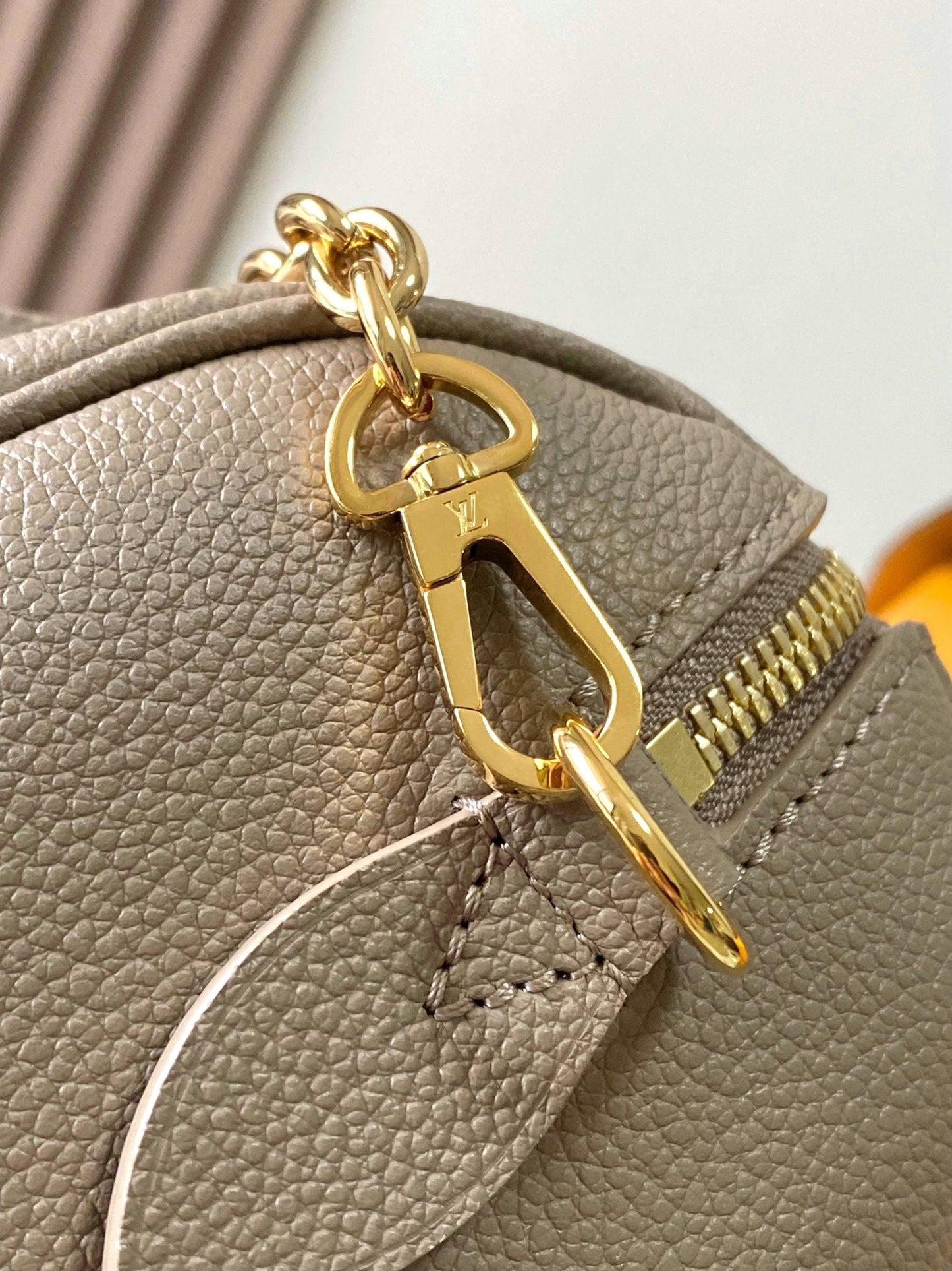 SPEEDY BANDOULIÈRE 20 EN CUIR EMPREINTE MONOGRAMME MARRON TAUPE ET BLANC