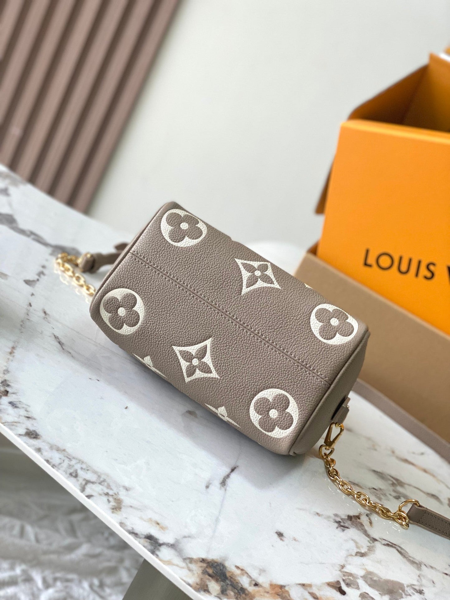 SPEEDY BANDOULIÈRE 20 EN CUIR EMPREINTE MONOGRAMME MARRON TAUPE ET BLANC
