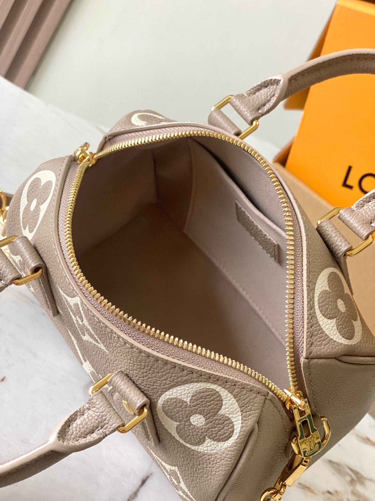 SPEEDY BANDOULIÈRE 20 EN CUIR EMPREINTE MONOGRAMME MARRON TAUPE ET BLANC