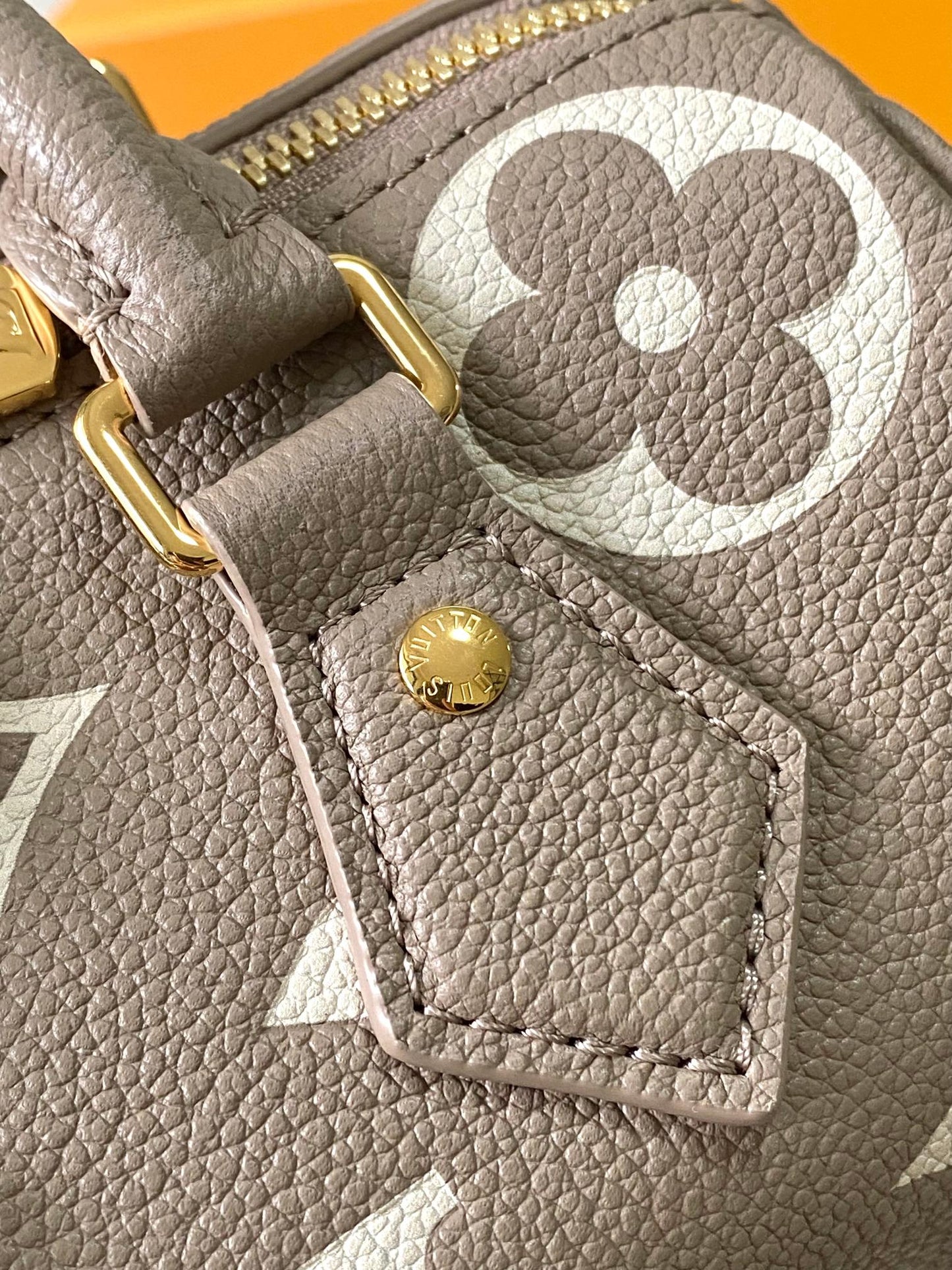 SPEEDY BANDOULIÈRE 20 EN CUIR EMPREINTE MONOGRAMME MARRON TAUPE ET BLANC
