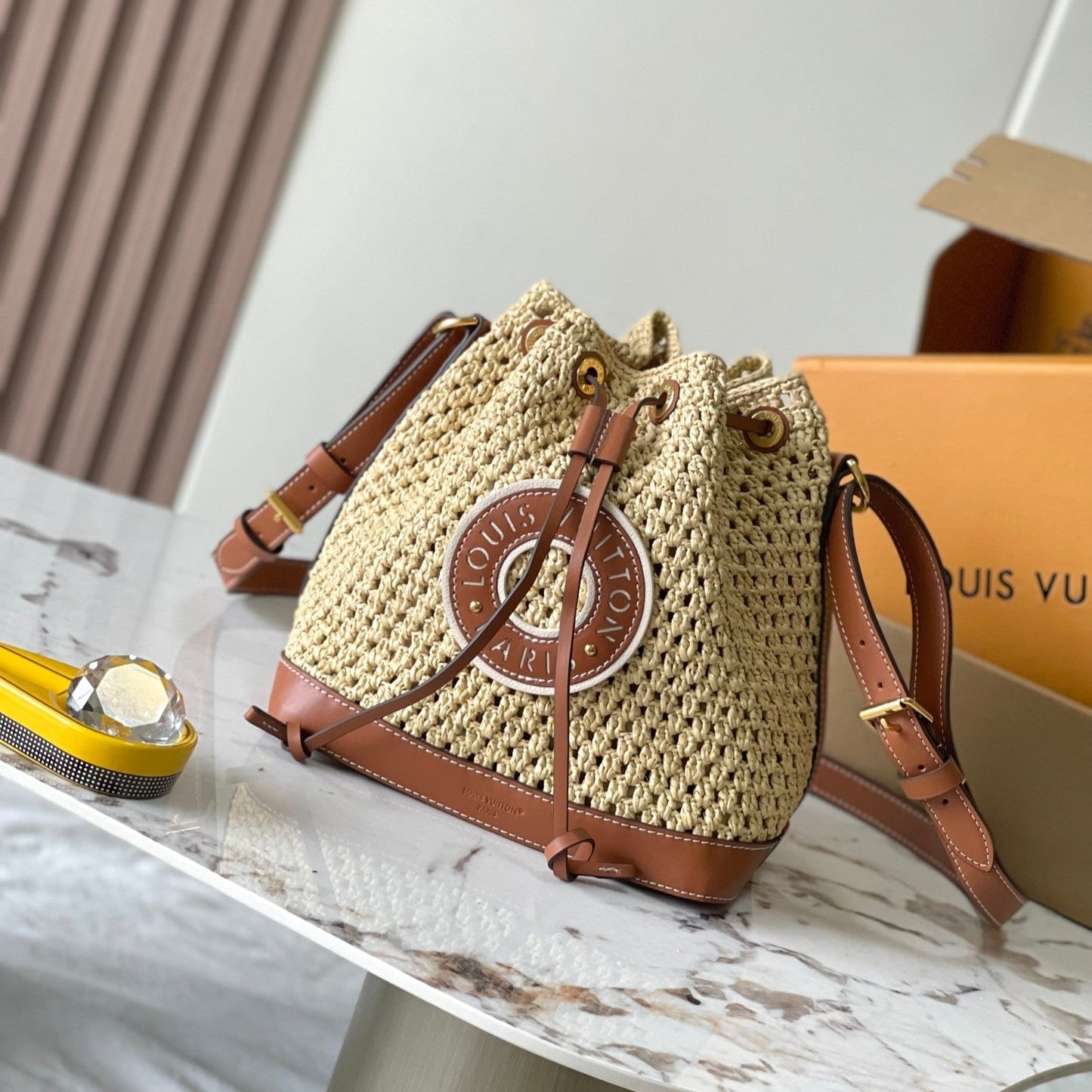 SAC À MAIN NO¨¦ 24 EN RAPHIA CROCHETÉ BEIGE ET BORDURE EN CUIR DE VEAU MARRON