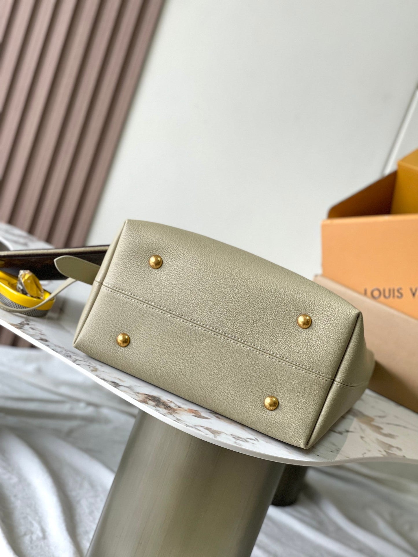 BOLSO HOBO DISCRETO MM 35 EN PIEL DE BECERRO LISA COLOR ARCILLA