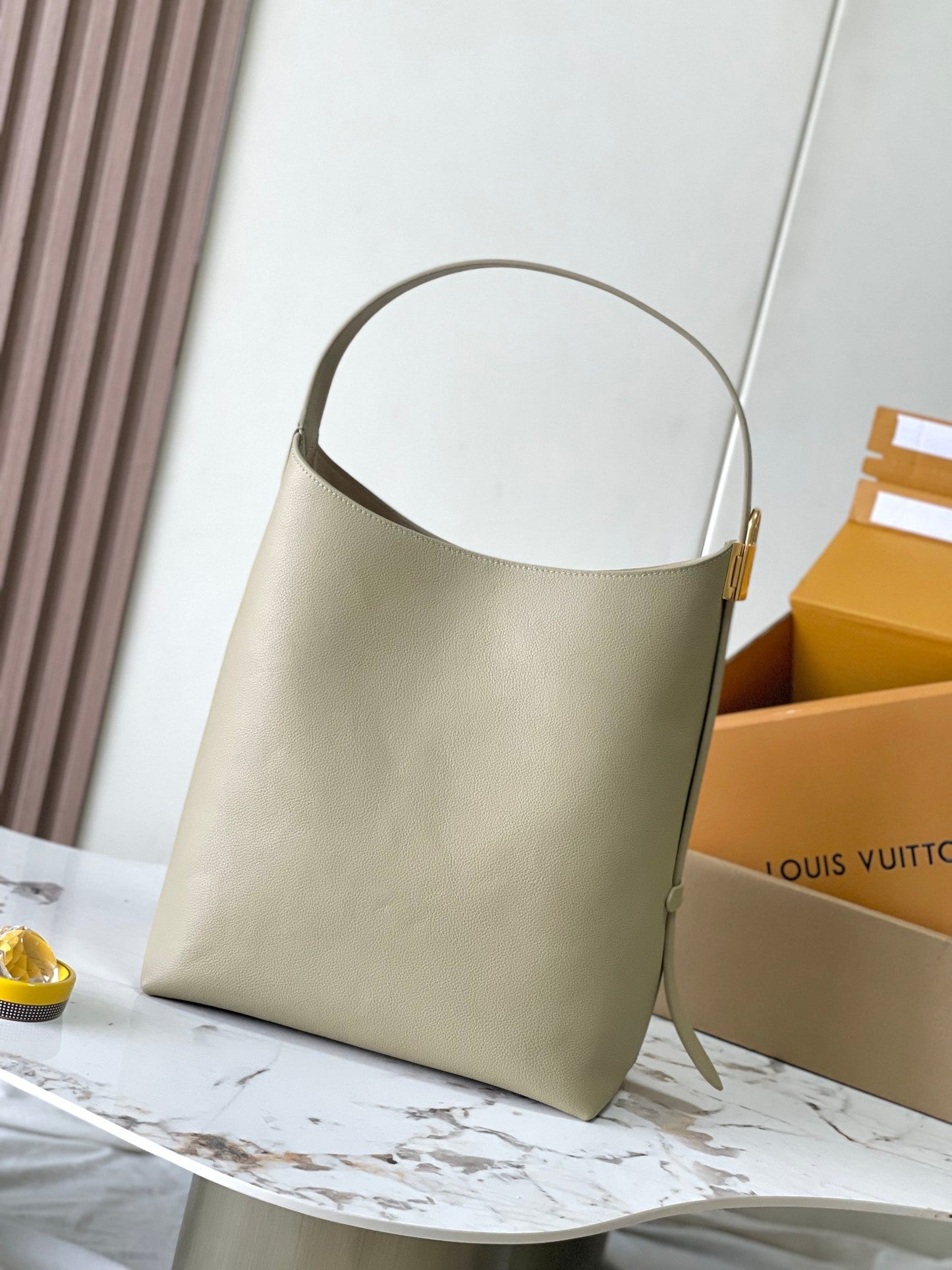 BOLSO HOBO DISCRETO MM 35 EN PIEL DE BECERRO LISA COLOR ARCILLA