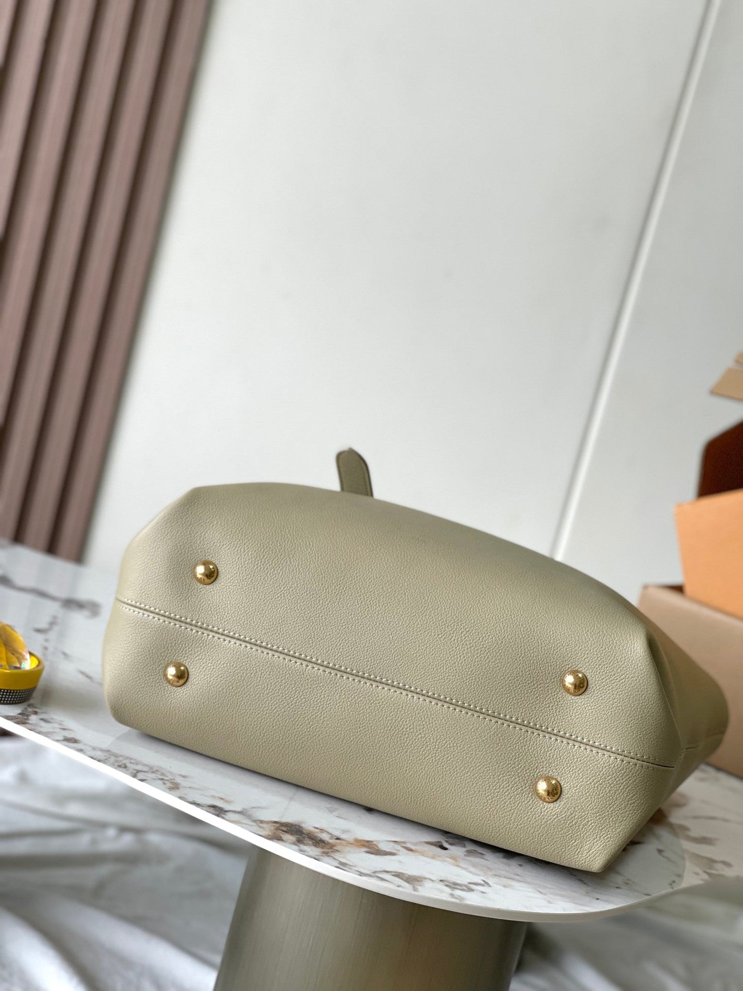 CABAS 47 DE CLAVE DISCRETA EN PIEL DE BECERRO GRANULADA BEIGE CON HEBILLA DORADA