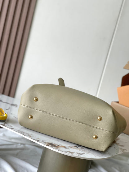 CABAS 47 DE CLAVE DISCRETA EN PIEL DE BECERRO GRANULADA BEIGE CON HEBILLA DORADA
