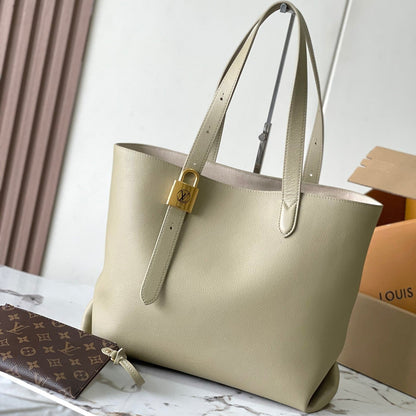 CABAS 47 DE CLAVE DISCRETA EN PIEL DE BECERRO GRANULADA BEIGE CON HEBILLA DORADA