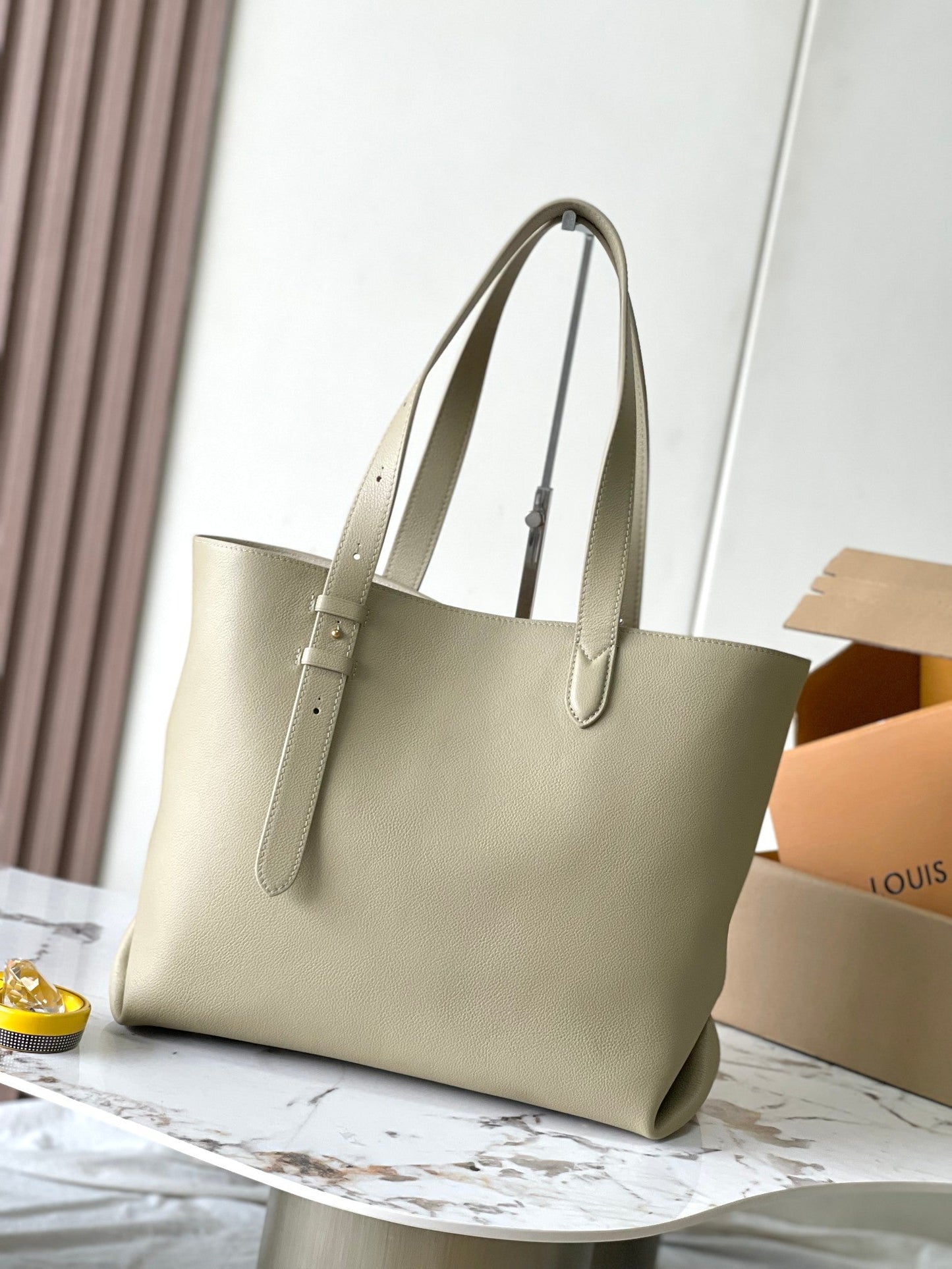 CABAS 47 DE CLAVE DISCRETA EN PIEL DE BECERRO GRANULADA BEIGE CON HEBILLA DORADA