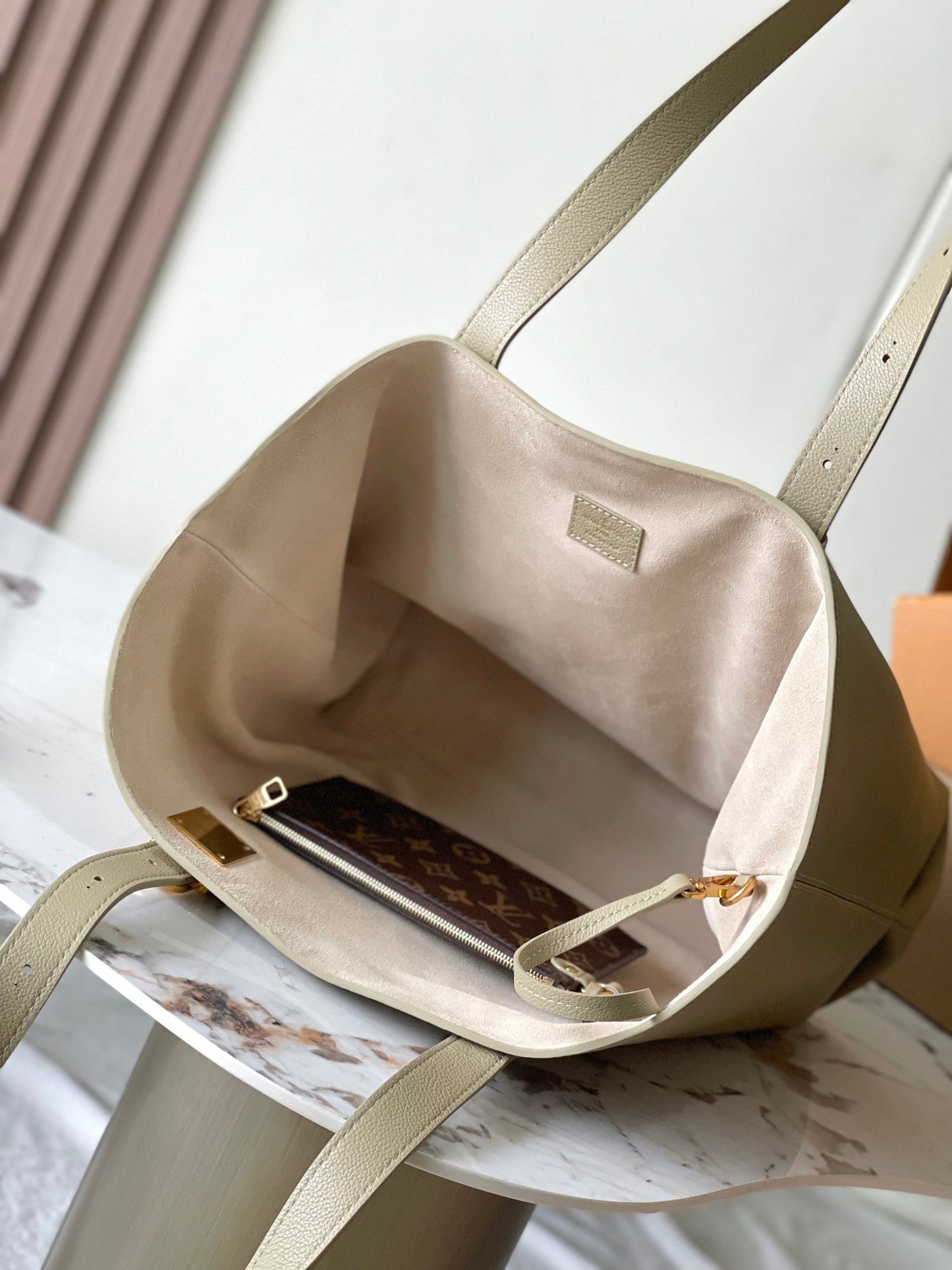 CABAS 47 DE CLAVE DISCRETA EN PIEL DE BECERRO GRANULADA BEIGE CON HEBILLA DORADA