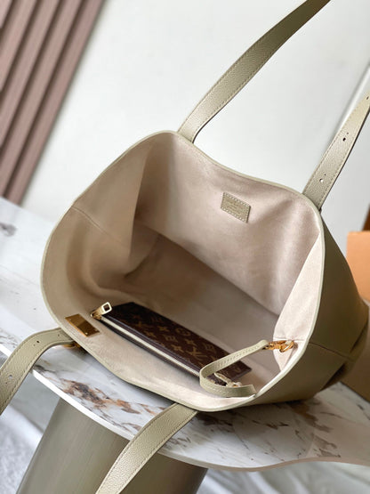 CABAS 47 DE CLAVE DISCRETA EN PIEL DE BECERRO GRANULADA BEIGE CON HEBILLA DORADA