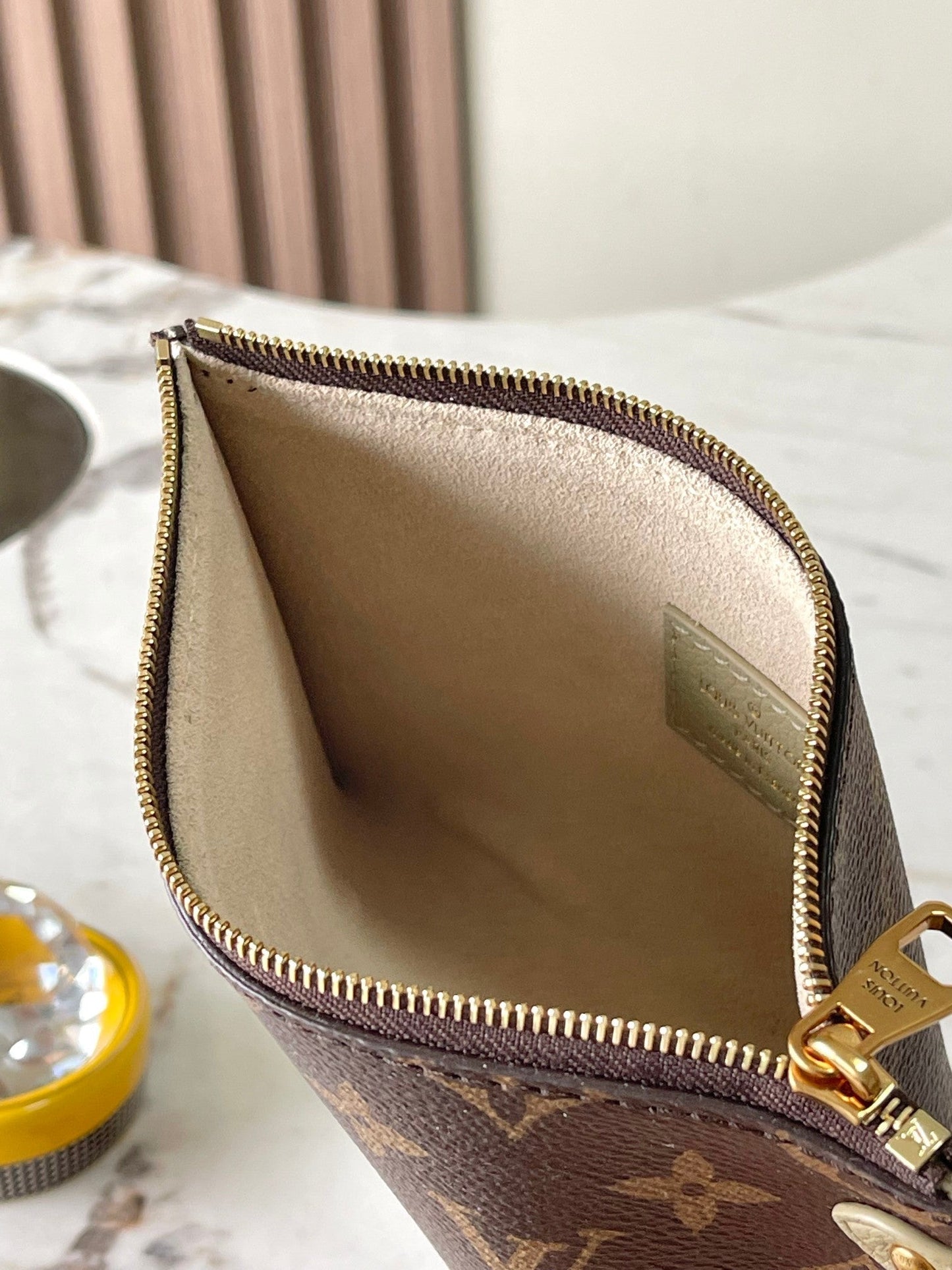 CABAS 47 DE CLAVE DISCRETA EN PIEL DE BECERRO GRANULADA BEIGE CON HEBILLA DORADA