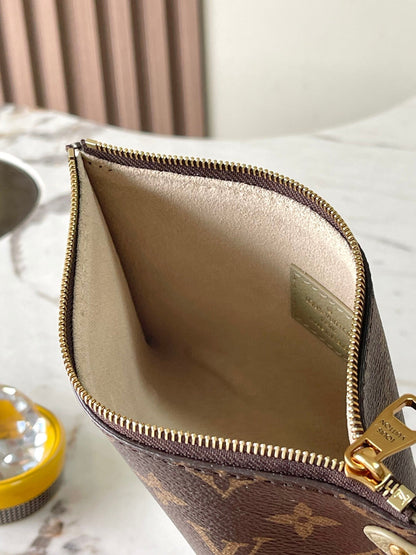 CABAS 47 DE CLAVE DISCRETA EN PIEL DE BECERRO GRANULADA BEIGE CON HEBILLA DORADA