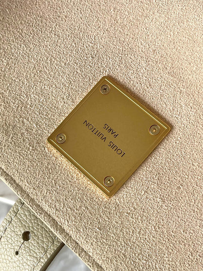 CABAS 47 DE CLAVE DISCRETA EN PIEL DE BECERRO GRANULADA BEIGE CON HEBILLA DORADA