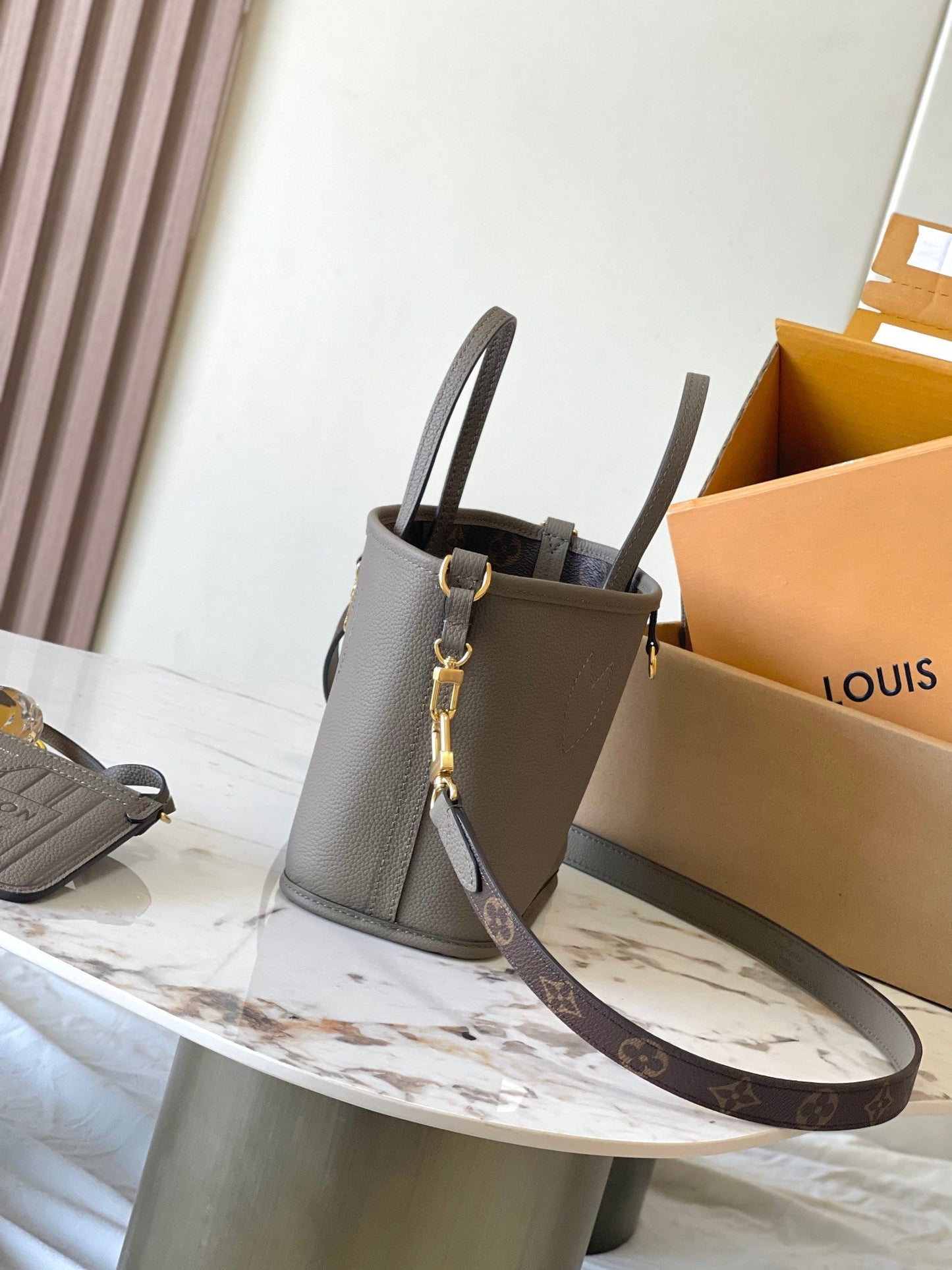SAC À BANDOULIÈRE NEVERFULL INSIDE OUT BB 24 EN TOILE MONOGRAMME MARRON ET CUIR DE VEAU GRIS