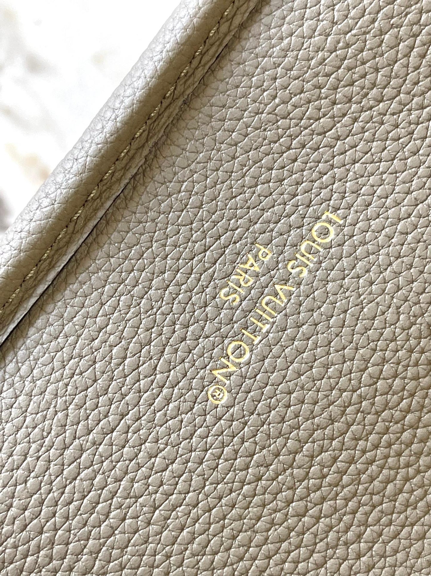 SAC À BANDOULIÈRE NEVERFULL INSIDE OUT BB 24 EN TOILE MONOGRAMME MARRON ET CUIR DE VEAU GRIS