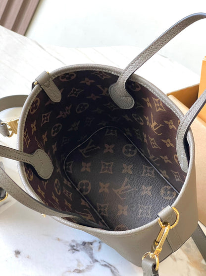 SAC À BANDOULIÈRE NEVERFULL INSIDE OUT BB 24 EN TOILE MONOGRAMME MARRON ET CUIR DE VEAU GRIS