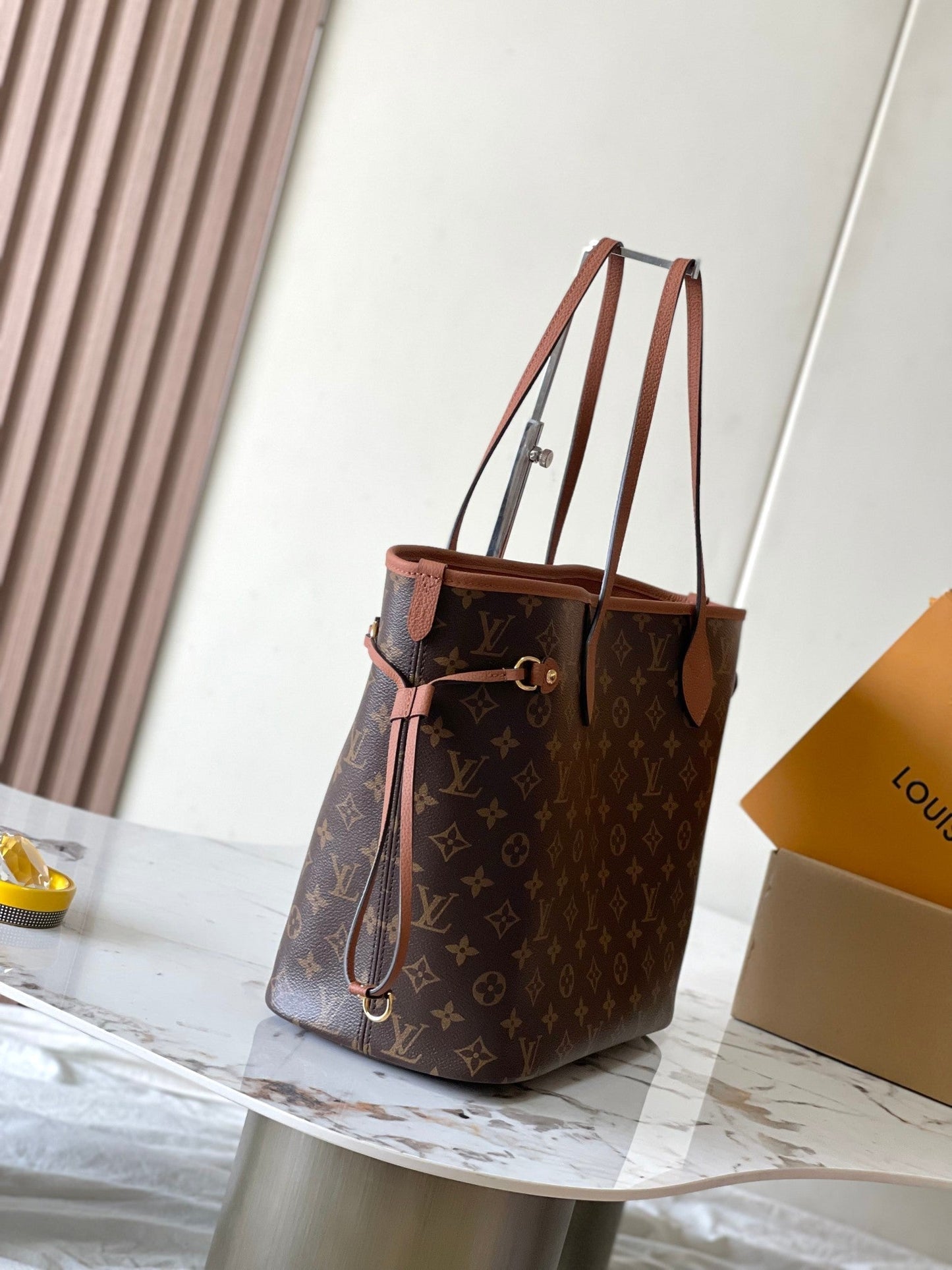 NEVERFULL INSIDE OUT MM 31 EN LONA MARRÓN CON MONOGRAMA Y RIBETE DE PIEL DE BECERRO