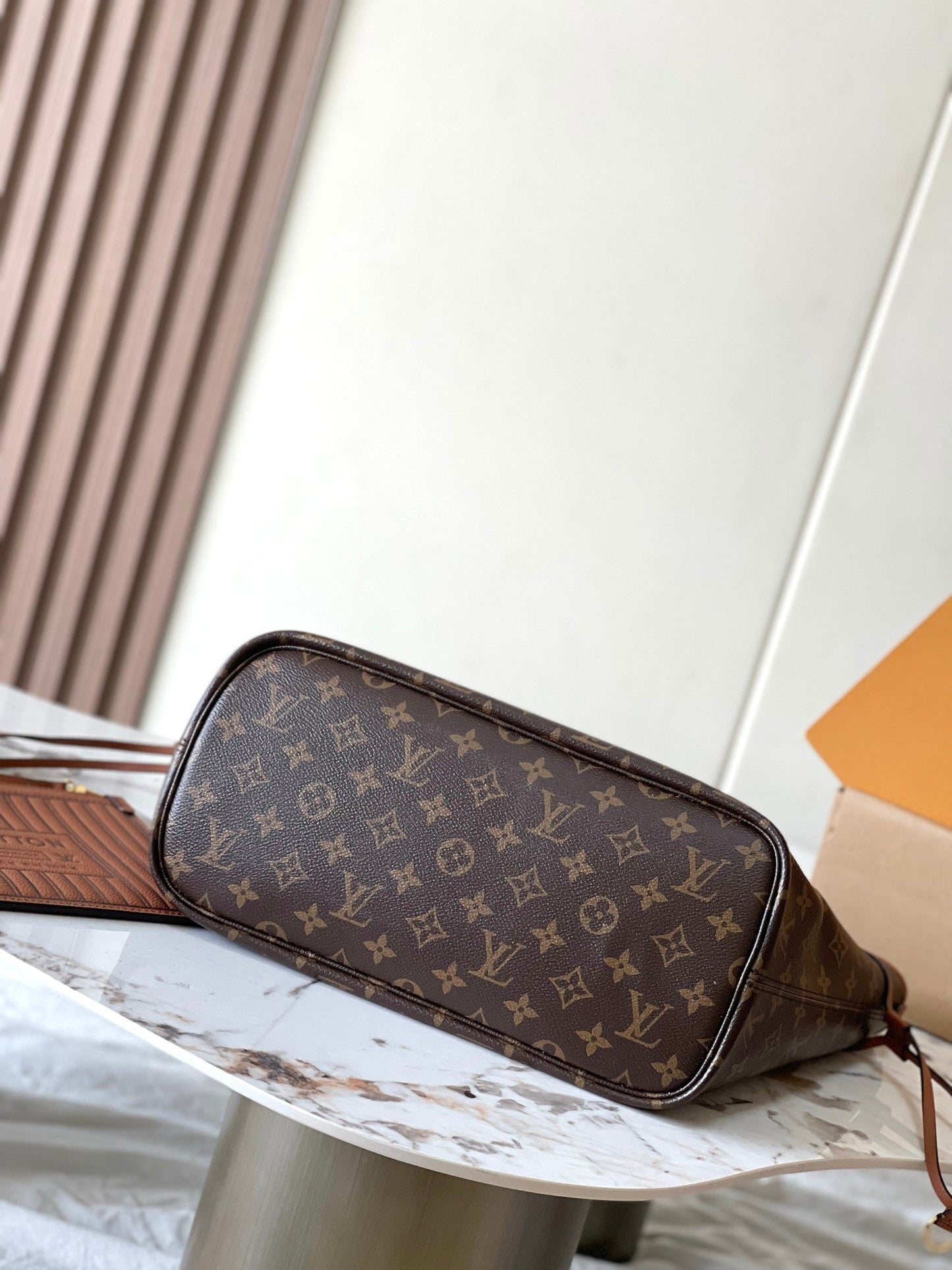 NEVERFULL INSIDE OUT MM 31 EN LONA MARRÓN CON MONOGRAMA Y RIBETE DE PIEL DE BECERRO