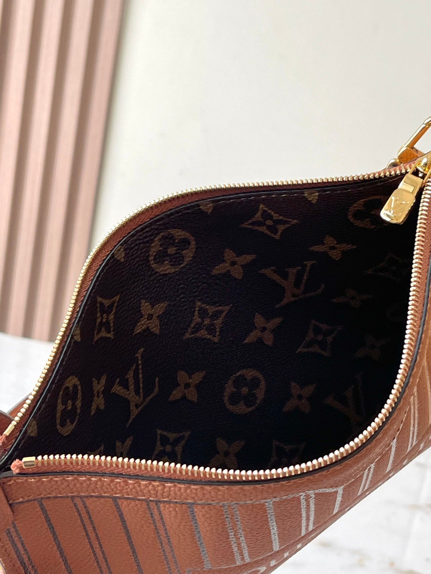 NEVERFULL INSIDE OUT MM 31 EN LONA MARRÓN CON MONOGRAMA Y RIBETE DE PIEL DE BECERRO