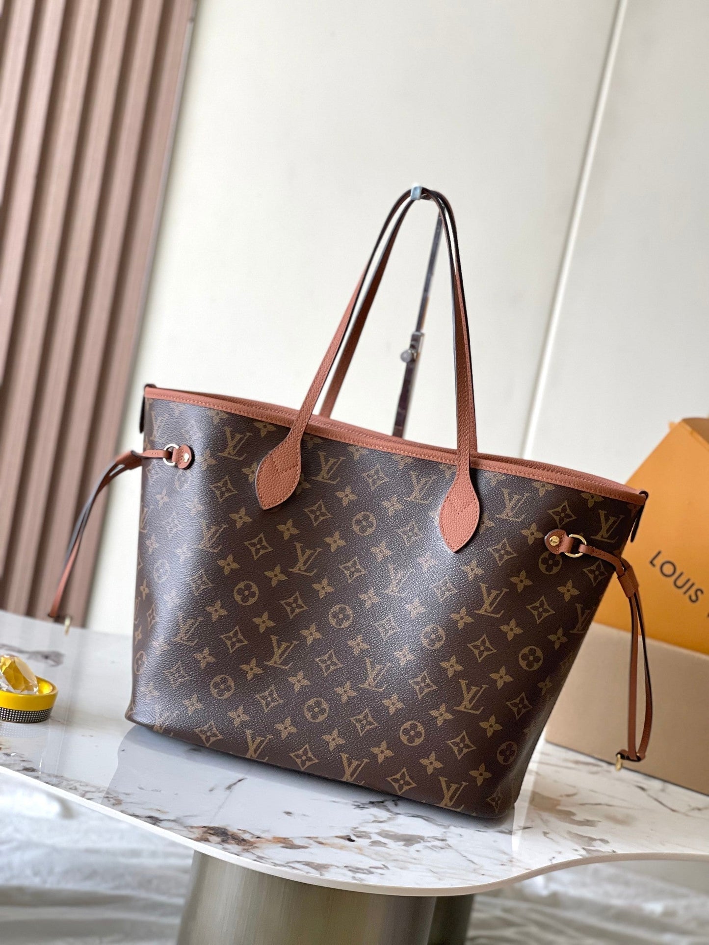 NEVERFULL INSIDE OUT MM 31 EN LONA MARRÓN CON MONOGRAMA Y RIBETE DE PIEL DE BECERRO