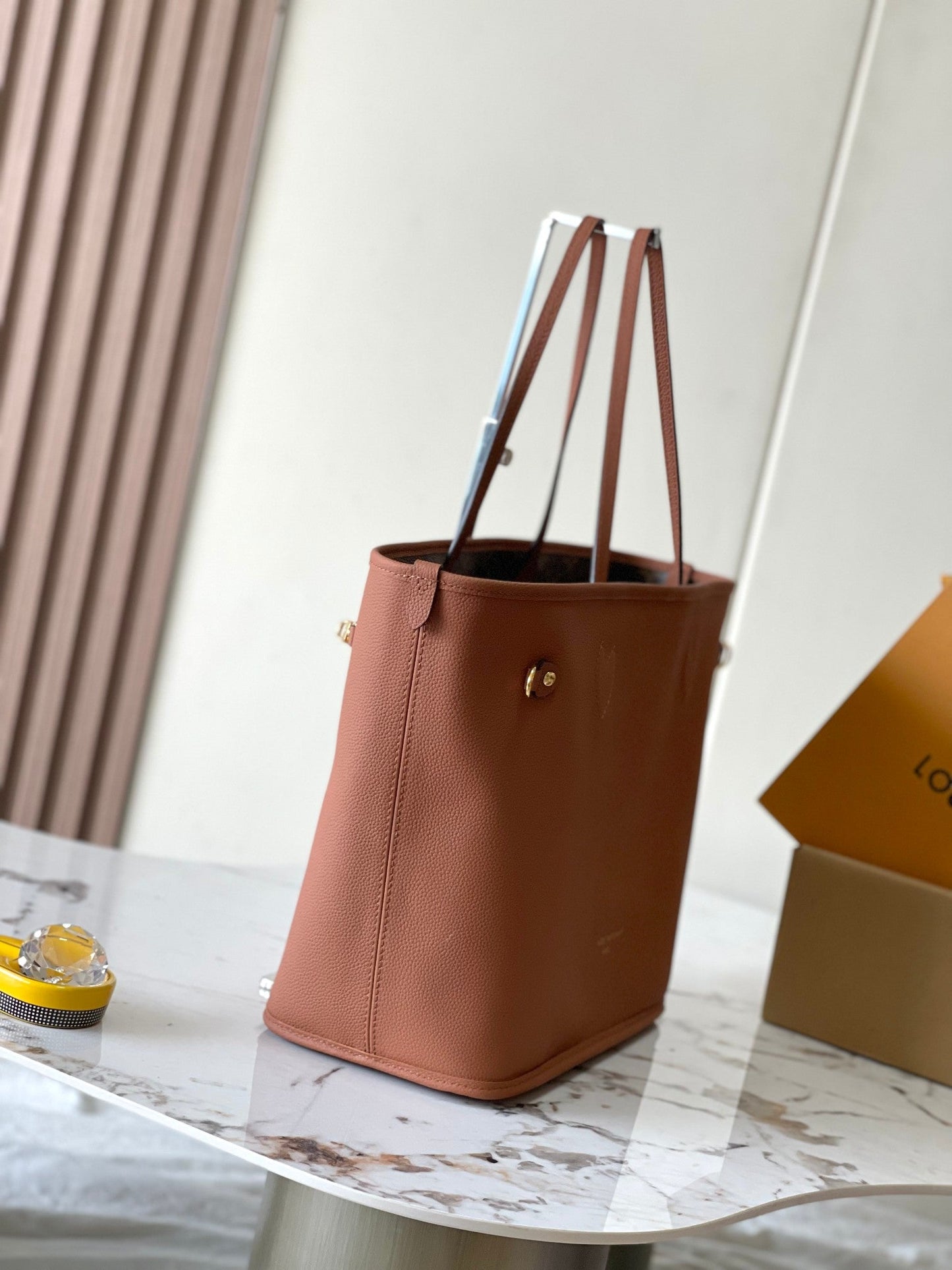 NEVERFULL INSIDE OUT MM 31 EN LONA MARRÓN CON MONOGRAMA Y RIBETE DE PIEL DE BECERRO