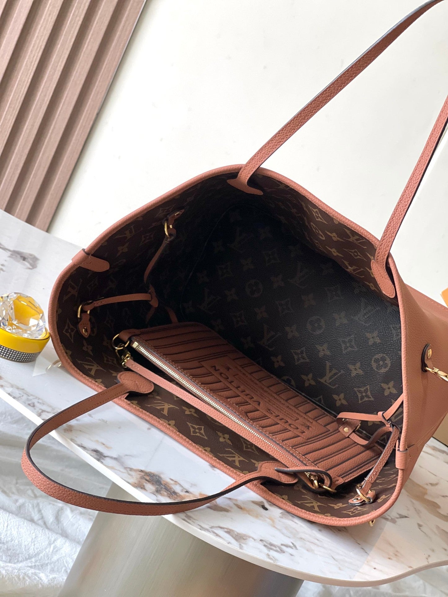 NEVERFULL INSIDE OUT MM 31 EN LONA MARRÓN CON MONOGRAMA Y RIBETE DE PIEL DE BECERRO